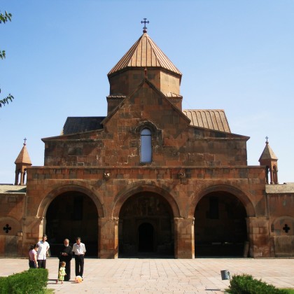 Переводчик Тигран на выставке Церковь святое Рипсиме