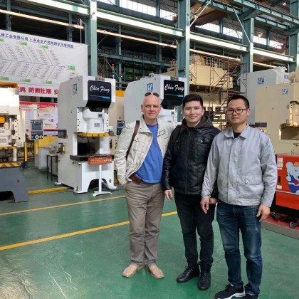 Перевод на заводе по производству штамповочных прессов