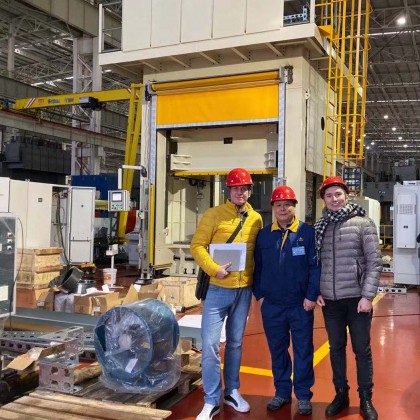 Перевод на заводе гидравлического пресса 400 тонн