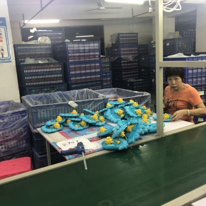 Перевод на заводе пластиковых игрушек