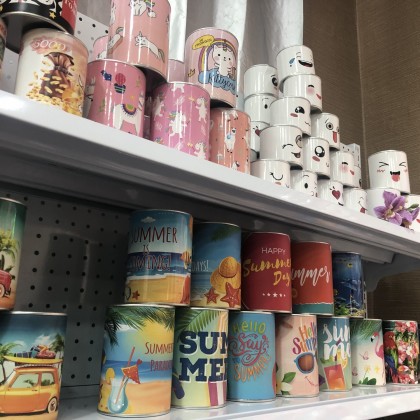 Перевод на заводе копилок-консервных банок