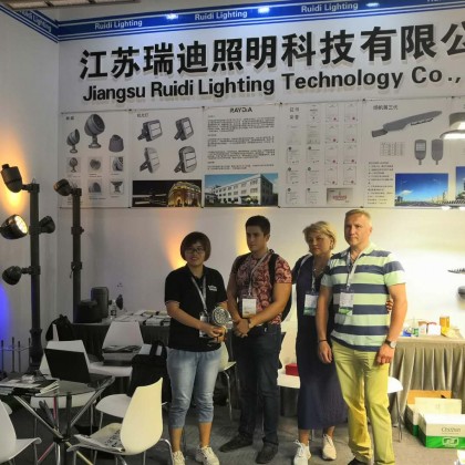 Переводчик Руслан на выставке Guangzhou international lighting exhibition