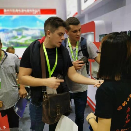 Переводчик Руслан на выставке весов