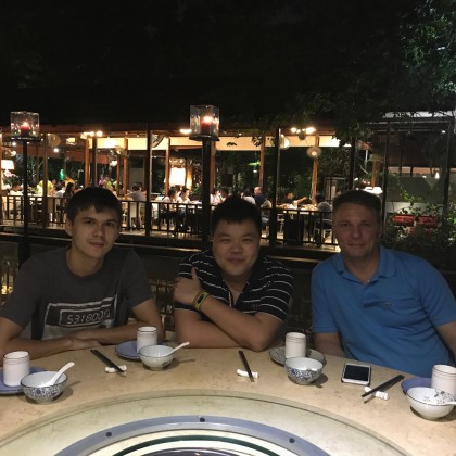 Перевод на заводе по изготовлению станков по производству одноразовых упаковок