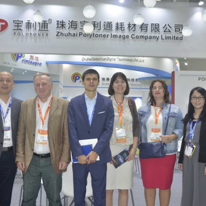 Переводчик Эдуард на выставке RemaxWorld