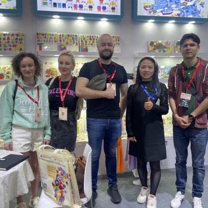 Переводчик Эдуард на выставке Выставка игрушек