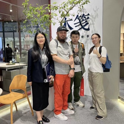 Переводчик Сергей на выставке мебели