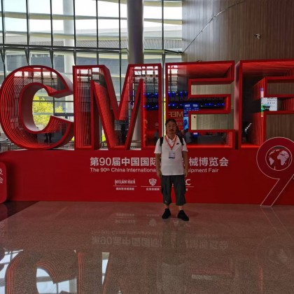 Переводчик Хайдун на выставке медицинских оборудований CMEF