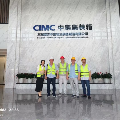 Перевод на заводе по производству контейнеров