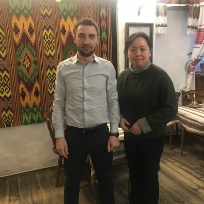 Переводчик Соня на выставке пластиковый выставка