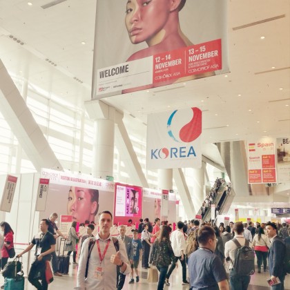 Переводчик Виктор на выставке культуры CosmoPro