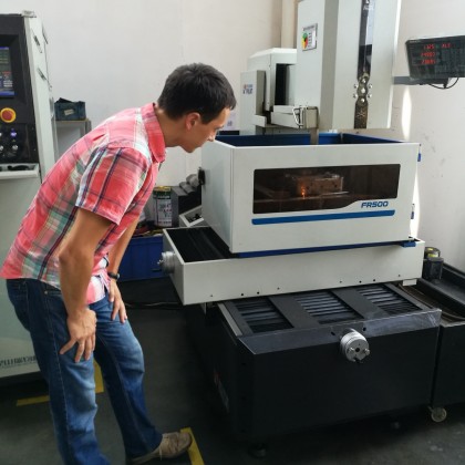 Перевод на заводе по производству пресс-форм