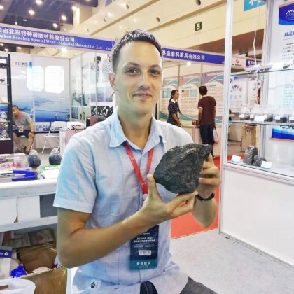 Переводчик Виктор на выставке по абразивному материалу