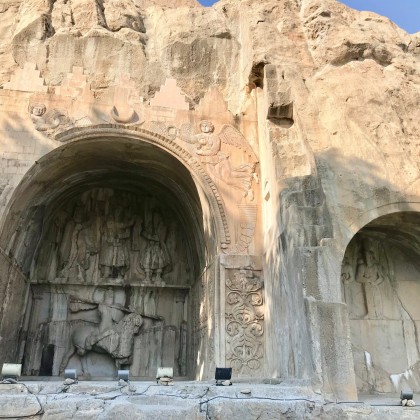 Переводчик Пётр на выставке Так-е Бостан