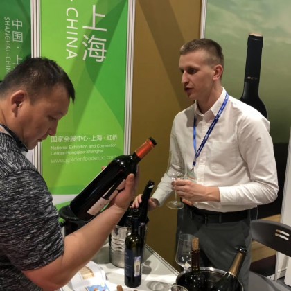 Перевод на выставке вина в качестве экспонента