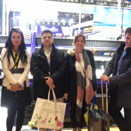 Переводчик Gu mi на выставке наружной рекламы