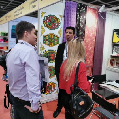 Переводчик Sofiya на выставке ювелирных изделий
