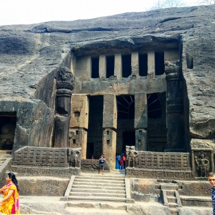 Переводчик Юлий на выставке Пещеры