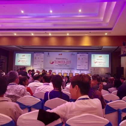 Переводчик Юлий на выставке Techotex