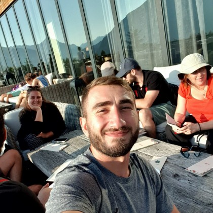 Переводчик Davit на выставке Kazbegi