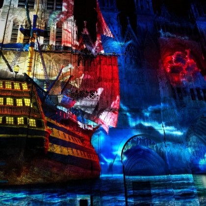 Переводчик Татьяна на выставке лазерного светового шоу