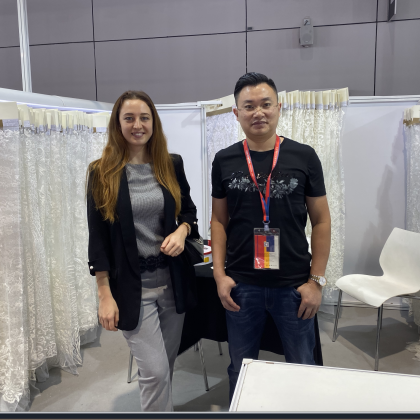 Переводчик Эльвина на выставке Текстильная