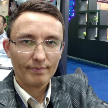 Переводчик Гумар на выставке CNR