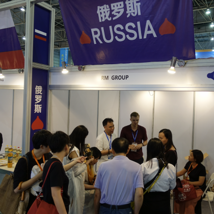 Переводчик Максим на выставке продуктов питания