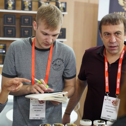 Переводчик Максим на выставке FHC