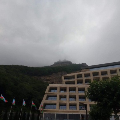 Переводчик Измаил на выставке Гала Алты и крепость Чырах Гала