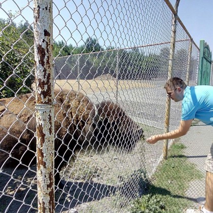Переводчик Измаил на выставке Бизоны