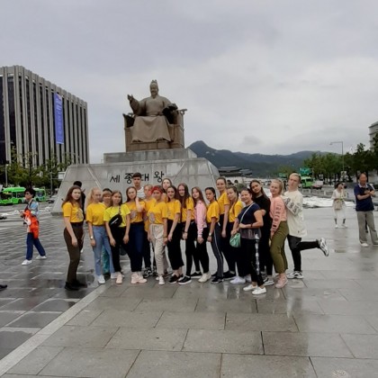 Экскурсия в Сеуле, площадь Кванхвамун, школьники из Берибеджана, Россия