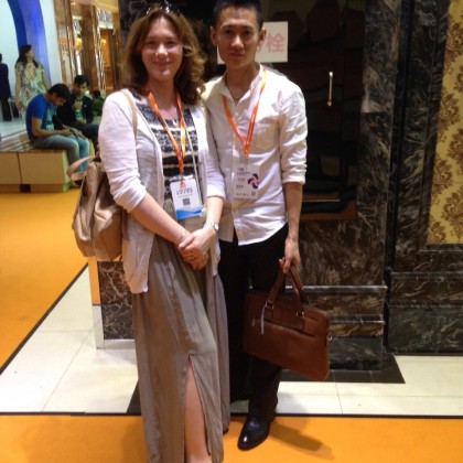 Переводчик Владимир на выставке мебели