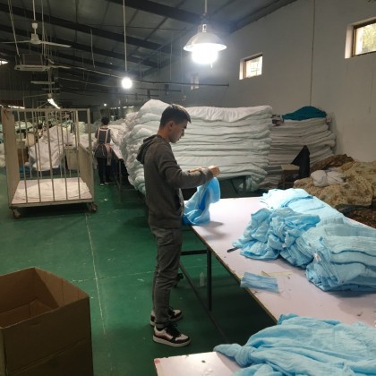 Проверка QC продукции на фабрике