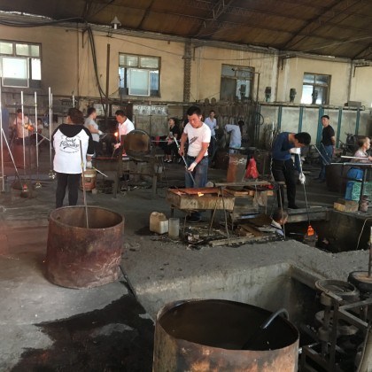 Перевод на заводе по производству изделий из стекла