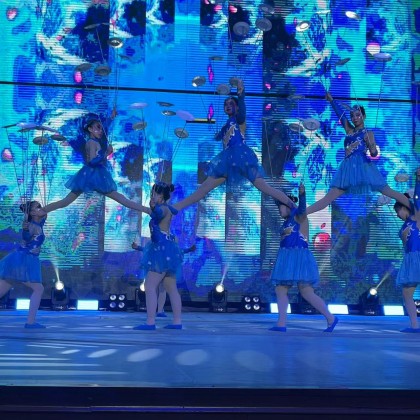 Переводчик Борис на выставке Китайский цирк