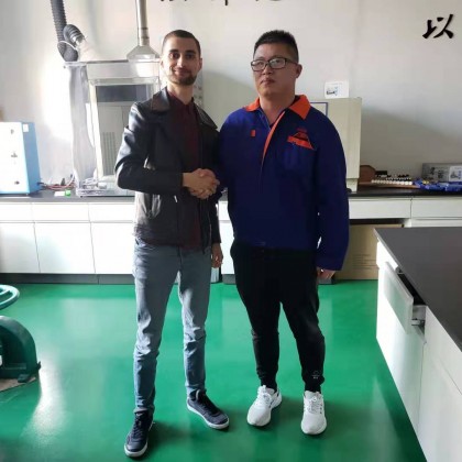 Перевод на переговорах с руководством завода по производству стяжек