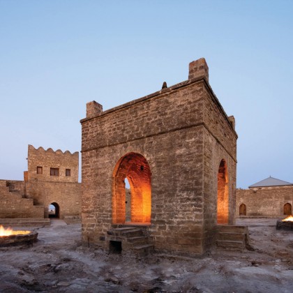 Переводчик Намик на выставке Храм огня