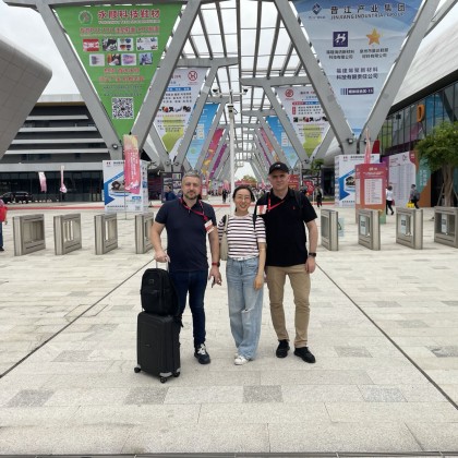 Переводчик Юля на выставке JIF