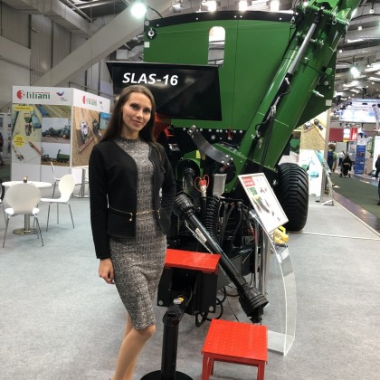 Переводчик Анна на выставке Agritechnica