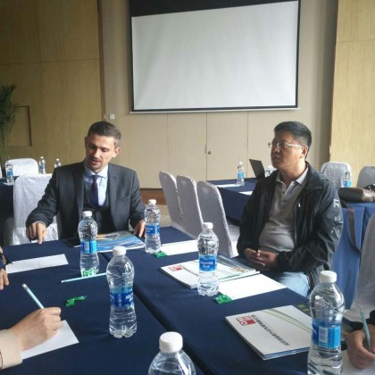 Перевод на переговорах с заместитель губернатора Курганской области