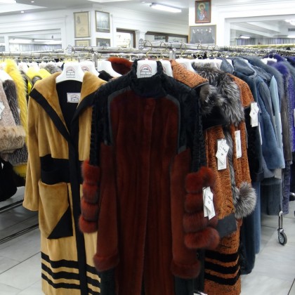 Перевод на заводе Касторья-фабрика по пошиву шуб