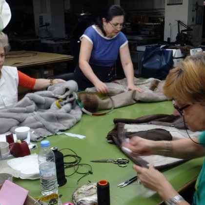 Перевод на заводе Касторья-фабрика по пошиву шуб