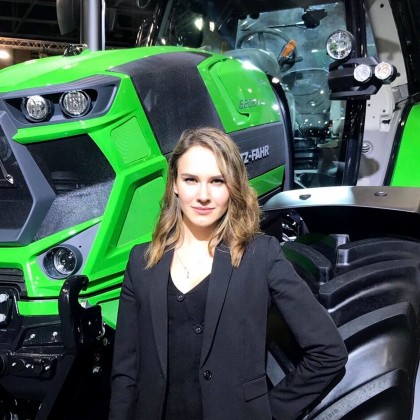 Переводчик Наталья на выставке Sima