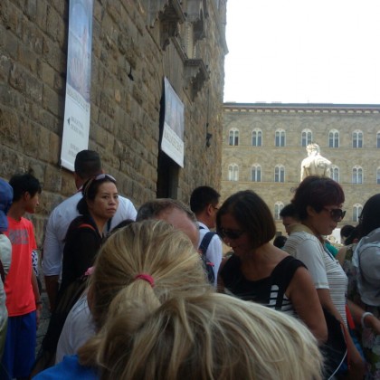 Переводчик Елена на выставке Pitti filati