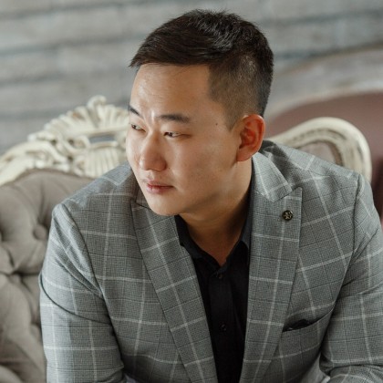 Переводчик Роман на выставке туризма