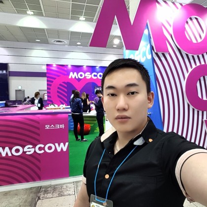 Переводчик Роман на выставке туризма