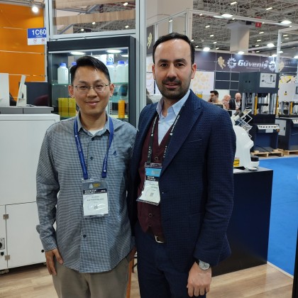 Переводчик Довлет на выставке İstanbul Jewelry show