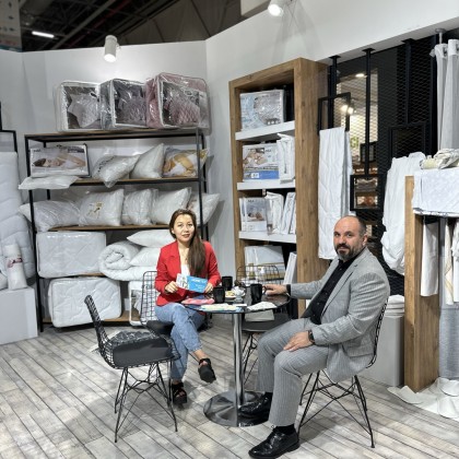 Переводчик Ainur на выставке Домашний текстиль