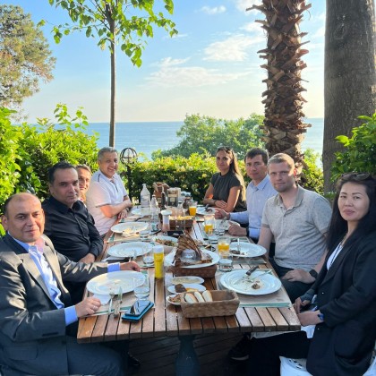 Перевод на переговорах с Производитель Обои